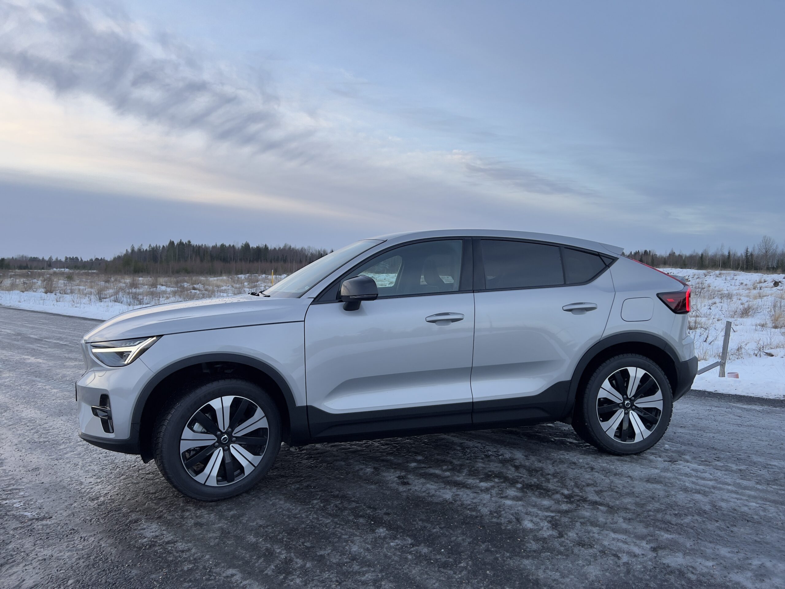 Upee Volvo C40 RWD: Upee mutta outo Coupe - Testausauto