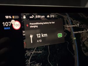 Esilämmityksen ilmoitus navigoinnissa, Tesla Model Y 2024